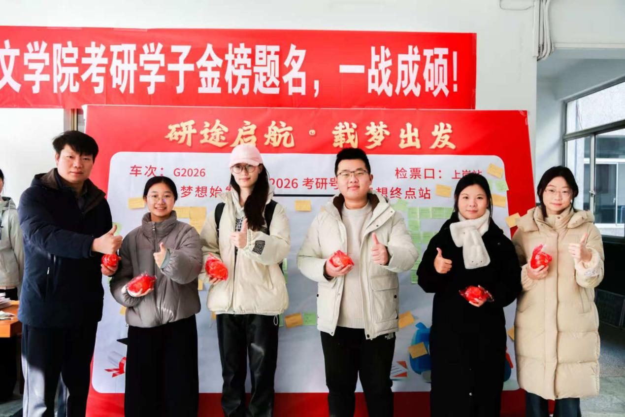 一群人站在一起合影AI 生成的内容可能不正确。